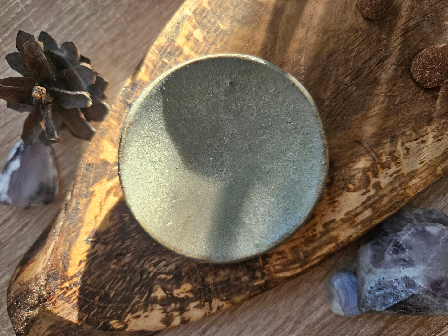 Podstawki ceramiczne do kadzideł z polskiej pracowni